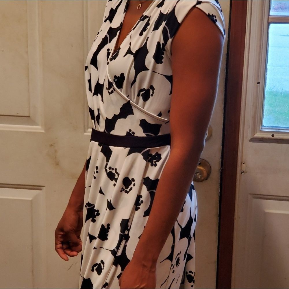 New York & Company black & white faux wrap dress - Picture 4 of 8